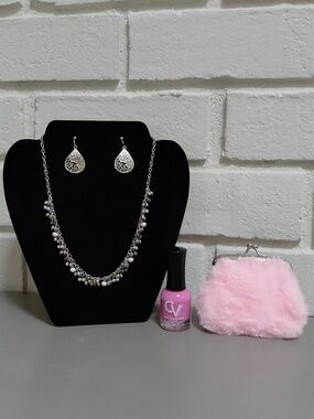 BUYERS GIVAWAY! 🎁 Pink  Beaded Necklace & Earrin Set, Polish & Change Purse. 🩷